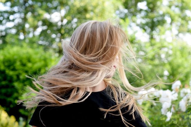 Co oznacza siwienie włosów w młodym wieku?